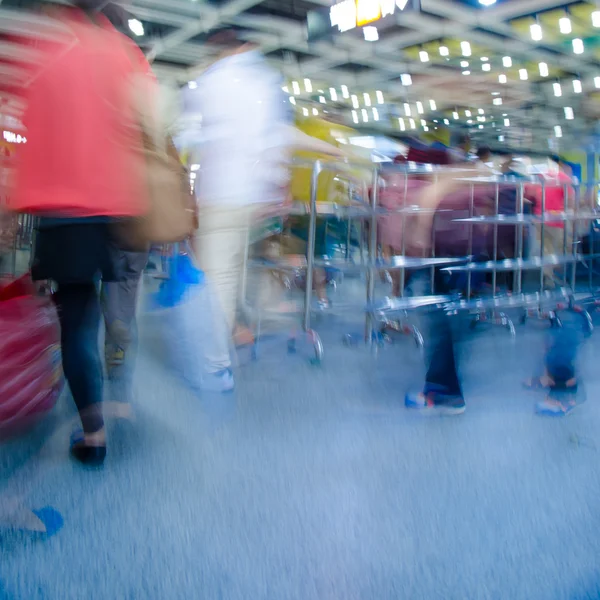 Passeggiata dei passeggeri alla stazione della metropolitana — Foto Stock