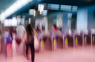 Metro İstasyonu'na girin