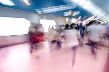 yolcu yürüyerek metroya istasyonunda bulanıklık