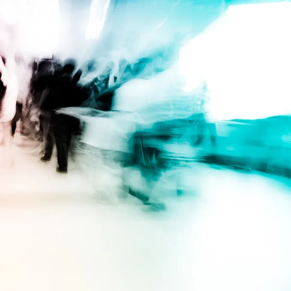 Passeggiata passeggeri sfocata alla stazione della metropolitana — Foto Stock