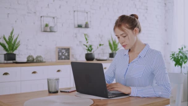 女性は自宅でコンピュータを使って — ストック動画