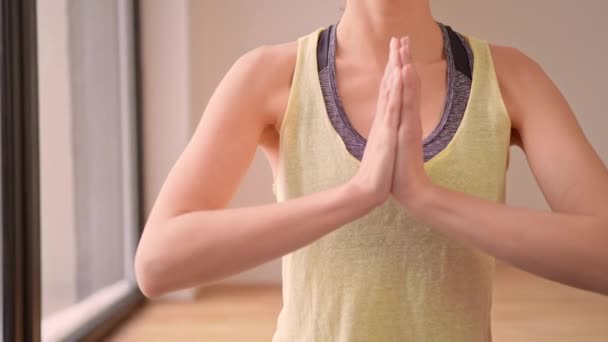 Ayrıntılar kadın içinde meditasyon — Stok video
