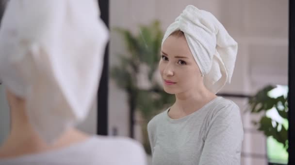 Vrouwelijke lotion gebruiken in bad — Stockvideo
