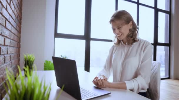 İş kadını arama için webcam kullanıyor — Stok video