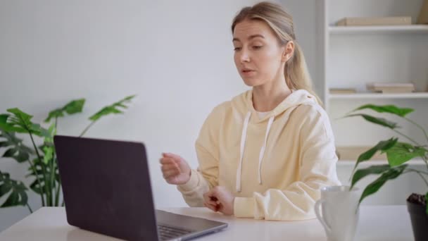 Remote Meeting des Arbeitnehmers mit Webcam am Computer am Arbeitsplatz — Stockvideo