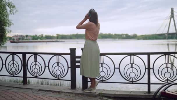 Loira desfrutar de playlist ao ar livre — Vídeo de Stock