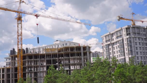 Budowlańcy przy pracach nad budynkiem — Wideo stockowe