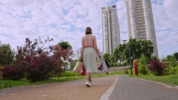 Πίσω γυναικεία βόλτα στο δρόμο — Αρχείο Βίντεο