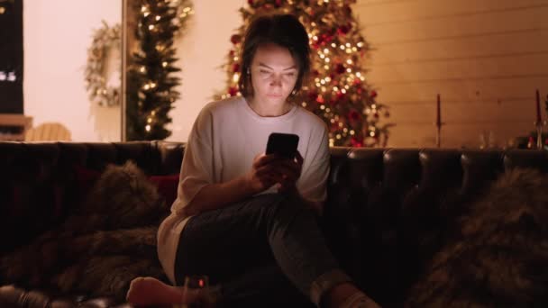 Bruneta držící mobilní SMS s přítelem — Stock video