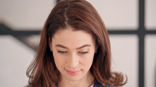 Close up portret jong Kaukasisch vrouw — Stockvideo