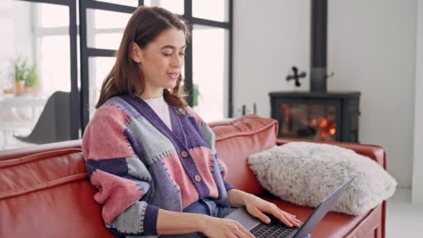 Kaukasische vrouw heeft online bellen thuis — Stockvideo