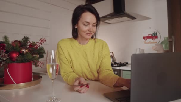 Adult woman paying for presents websites — Stock Video