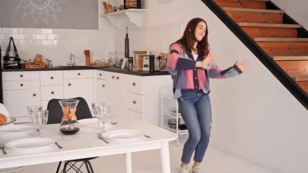 Cheerful brunette enjoying free morning at home — Stock Video