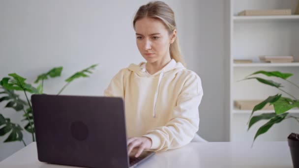 Worker typing on laptop at workplace — ストック動画