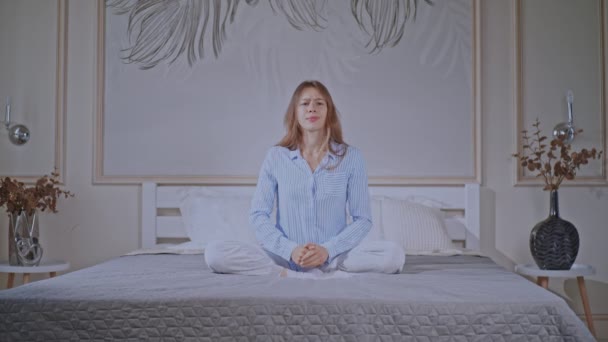 Blonde woman stretching in bedroom — Αρχείο Βίντεο