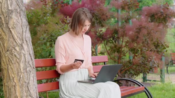 Cliente caucásico disfrutar de compras al aire libre — Vídeos de Stock