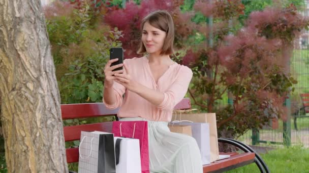 Happy customer resting outdoors — Vídeo de Stock
