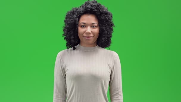 Green Screen junge Afrikanerin zeigt Liebeszeichen — Stockvideo