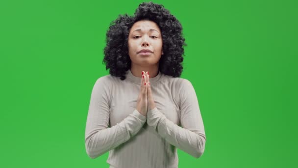 Green Screen young african female hope for good luck — Stock Video