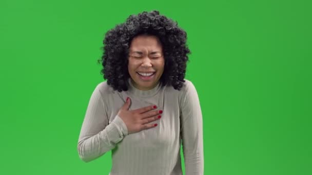 Écran vert jeune africaine femme riant — Video