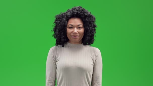 Tela Verde jovem africana fêmea recebeu um presente — Vídeo de Stock