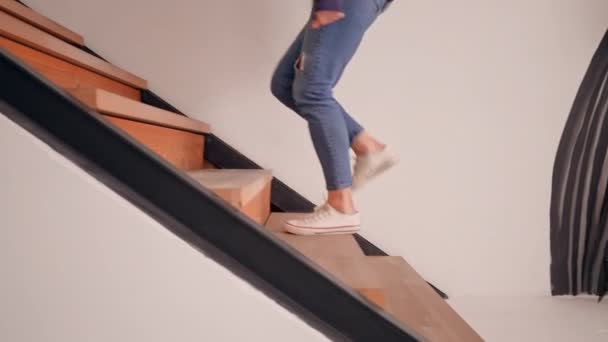 Крупним планом деталі жіночі ноги піднімаються по сходах — стокове відео