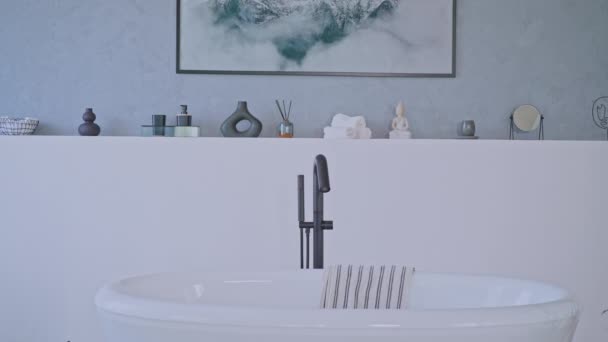 Жінка в піжамі входить у ванну кімнату — стокове відео
