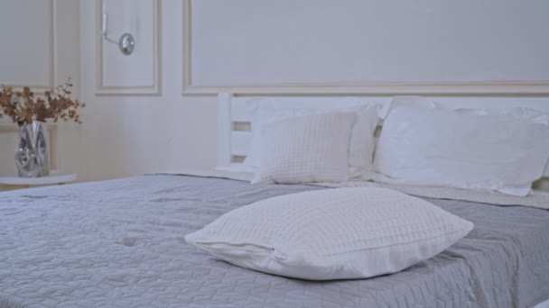Mujer desgastada en el dormitorio — Vídeos de Stock