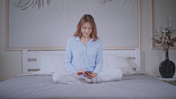 Zoom de cámara en mujer alegre en el dormitorio — Vídeos de Stock