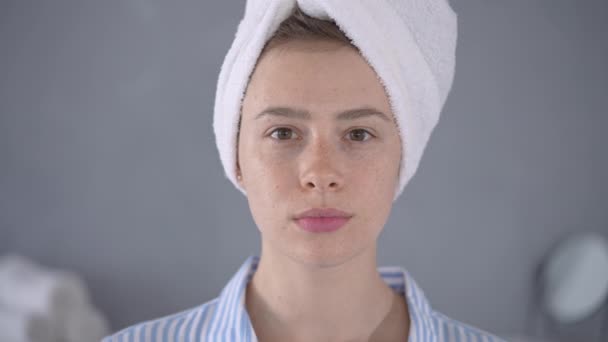 Portret wesoły kobieta po kąpieli — Wideo stockowe