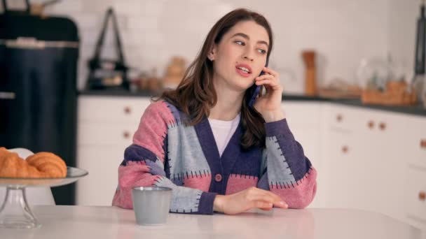 Mujer vistiendo suéter de punto llamada por móvil — Vídeos de Stock