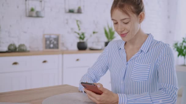 Frauen chatten mit Handy zu Hause — Stockvideo