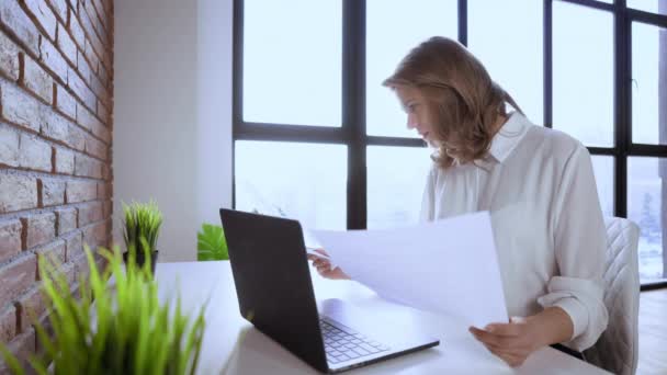 Manager an modernen Arbeitsplätzen — Stockvideo