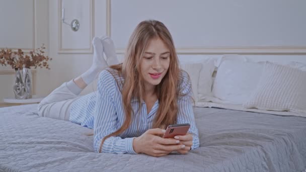 Mensajería femenina caucásica usando móvil — Vídeos de Stock