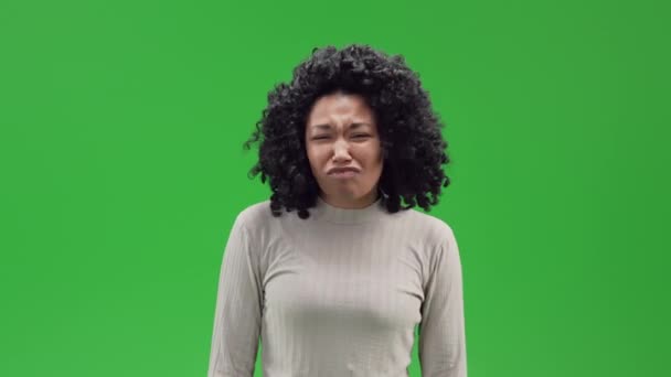 Grön skärm ung afrikansk kvinna grimacing — Stockvideo