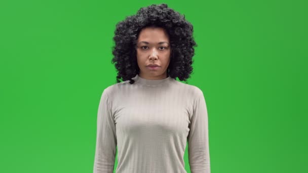 Tela verde jovem africana feminino mostra gesto não — Vídeo de Stock