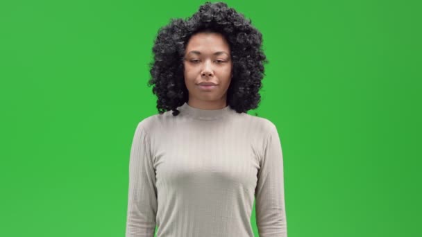 Tela verde jovem africana feminino mostra gesto anel — Vídeo de Stock