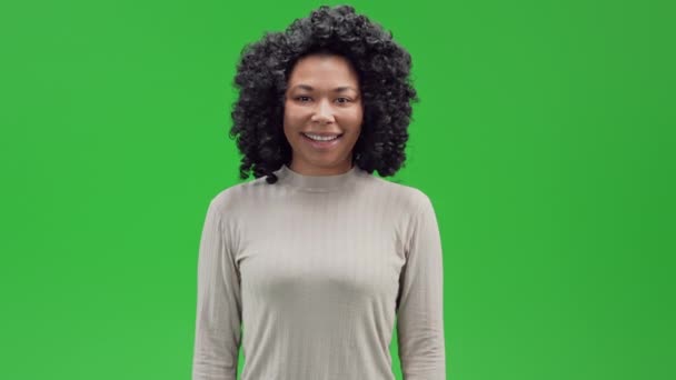 Écran vert jeune africaine femme rire — Video
