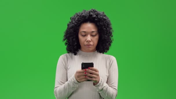 Grøn skærm ung afrikaner kvinde ved hjælp af mobile shows føler skuffelse – Stock-video