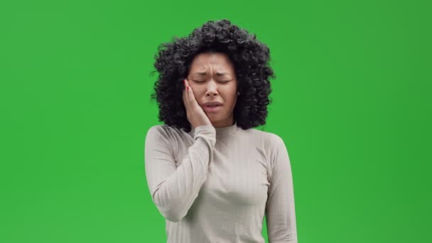 Tela Verde jovem afro feminino triste e doente — Vídeo de Stock