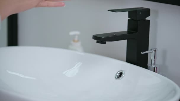 Женщина моет руки мягким мылом — стоковое видео