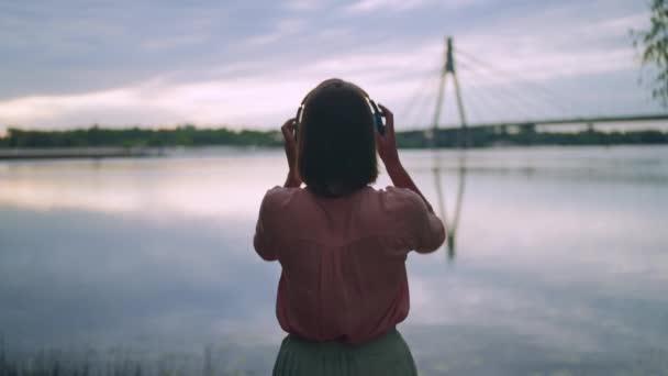 Rubia trasera disfrutar de la lista de reproducción al aire libre — Vídeos de Stock