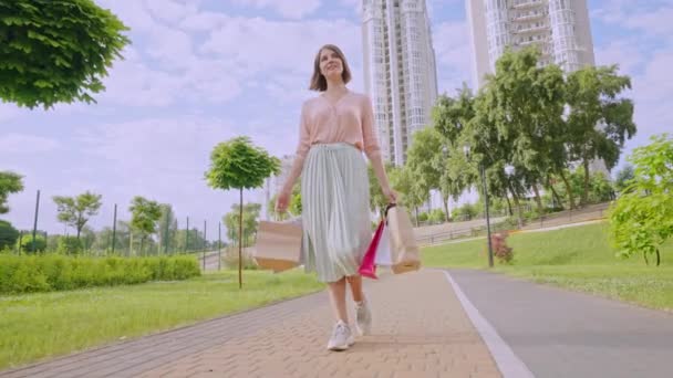 Zadowolona kobieta spacer po ulicy — Wideo stockowe