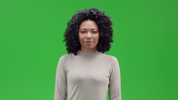 Πράσινη οθόνη νεαρά θηλυκά χαμόγελα — Αρχείο Βίντεο
