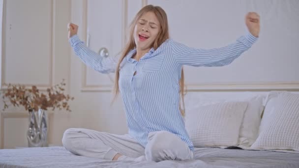 Jeune femme réveiller posant dans la chambre — Video
