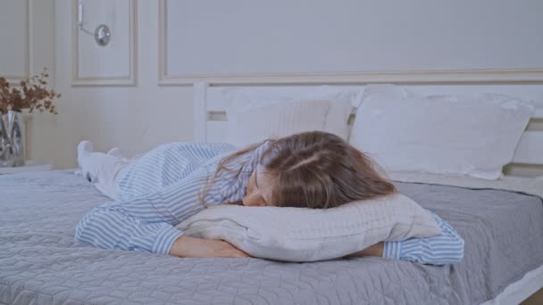Fêmea loira tirar uma soneca no quarto — Vídeo de Stock