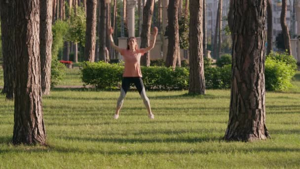 Спортсмен робить аеробні вправи стрибаючими домкратами — стокове відео