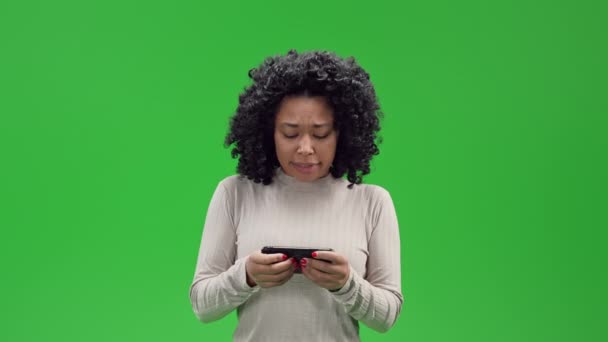 Green Screen young african female play the game — Stock video