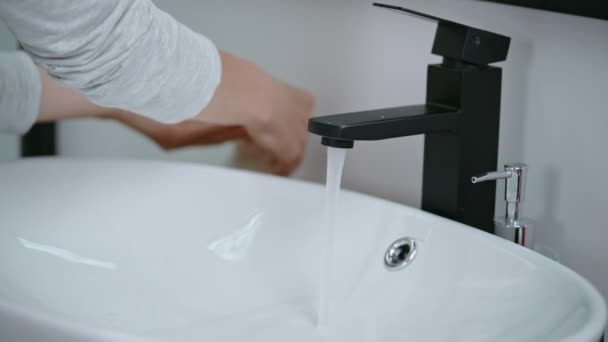 Female wash hands with soft soap — Vídeos de Stock