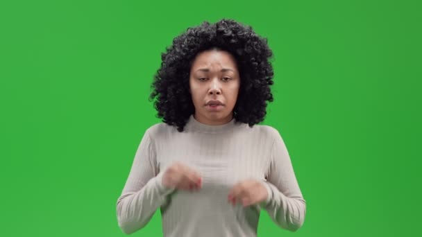공포와 충격으로 아프리카 미국인 여성그린 스크린에서 고립되어 두려움 부정적 감정들로 — 비디오